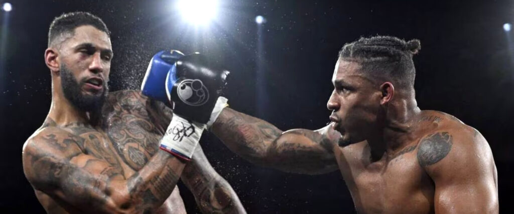 Tony Yoka se fait contrer par Ryad Merhy.