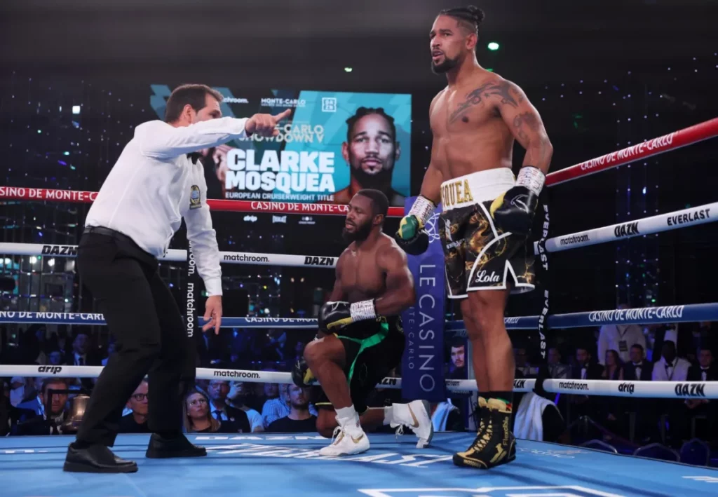 Leonardo Mosquea accule Cheavon Clarke dans les cordes.