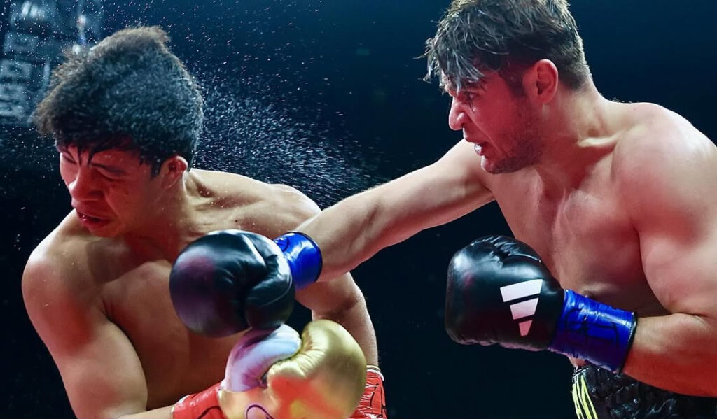 Bruno Surace touche Jaime Munguia avec son bras arrière