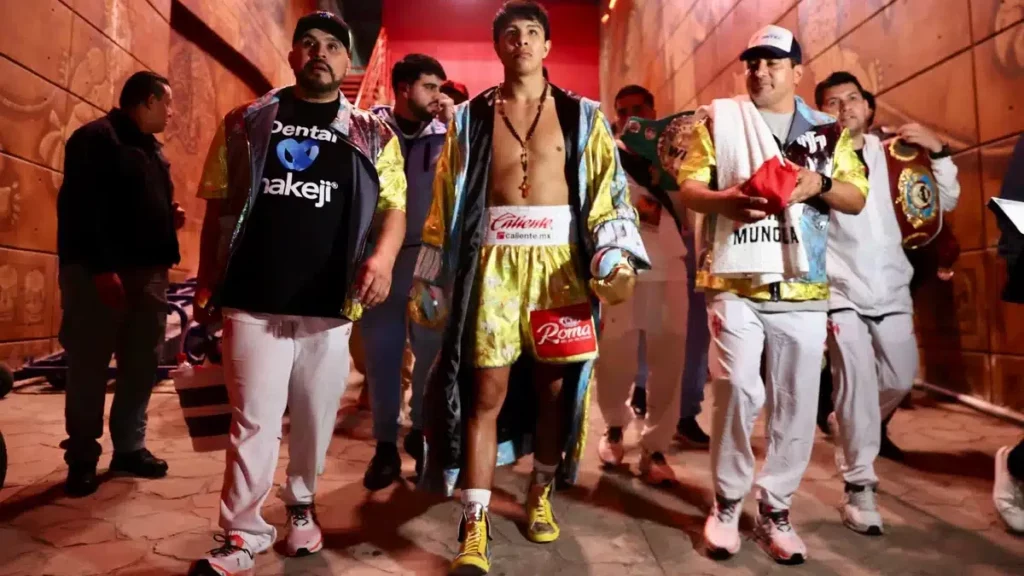 Jaime Munguia et son équipe font leur entrée vers le ring.