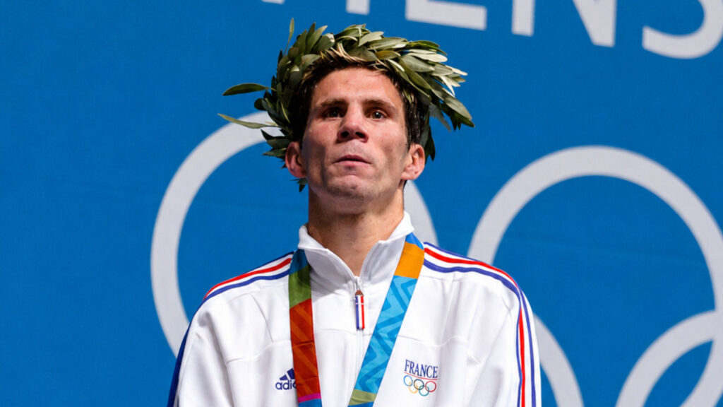 Le médaillé d'argent Jérôme Thomas, sur le podium des Jeux olympiques d'Athènes en août 2004.