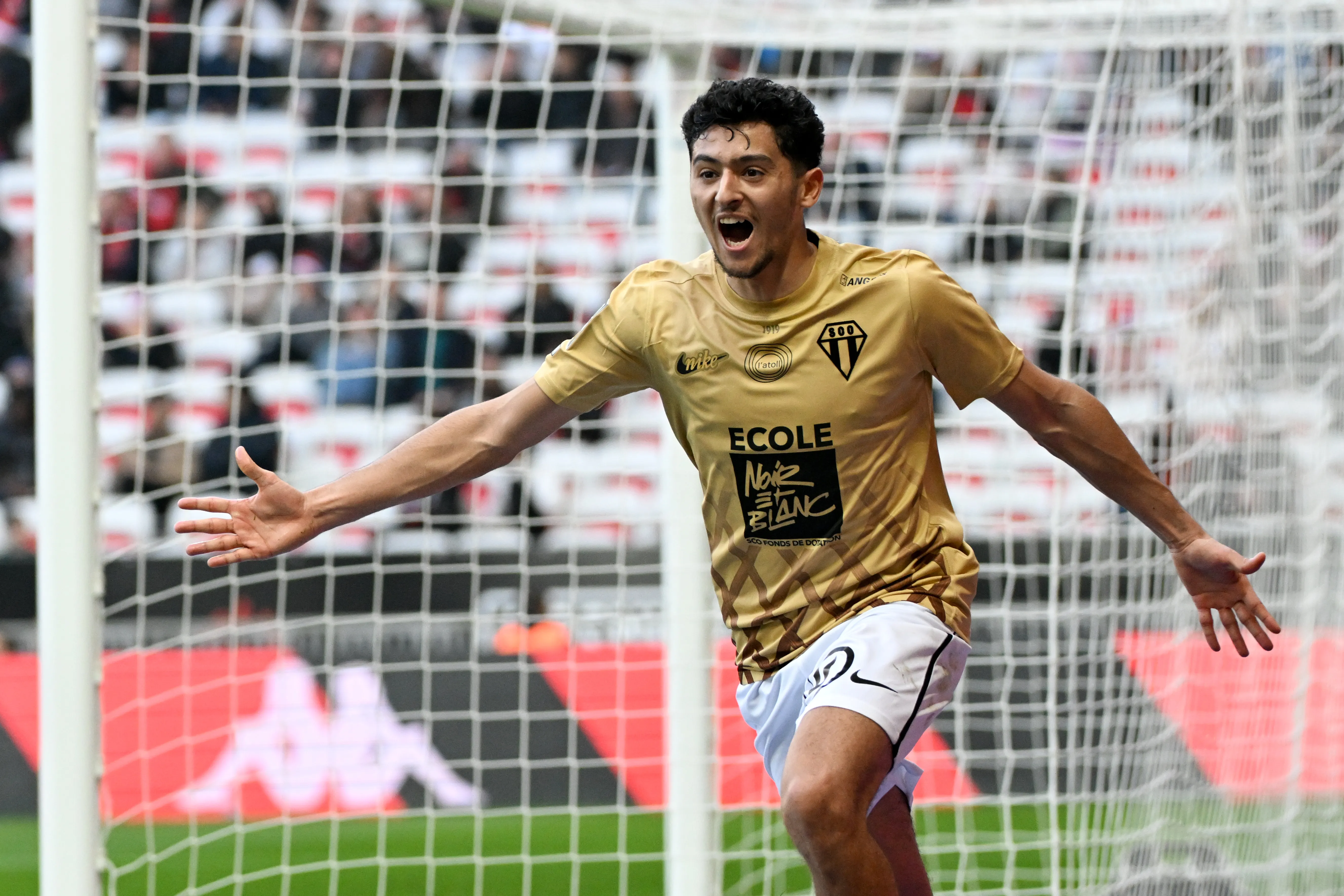 Angers inflict seventh straight defeat on 10-man Nice