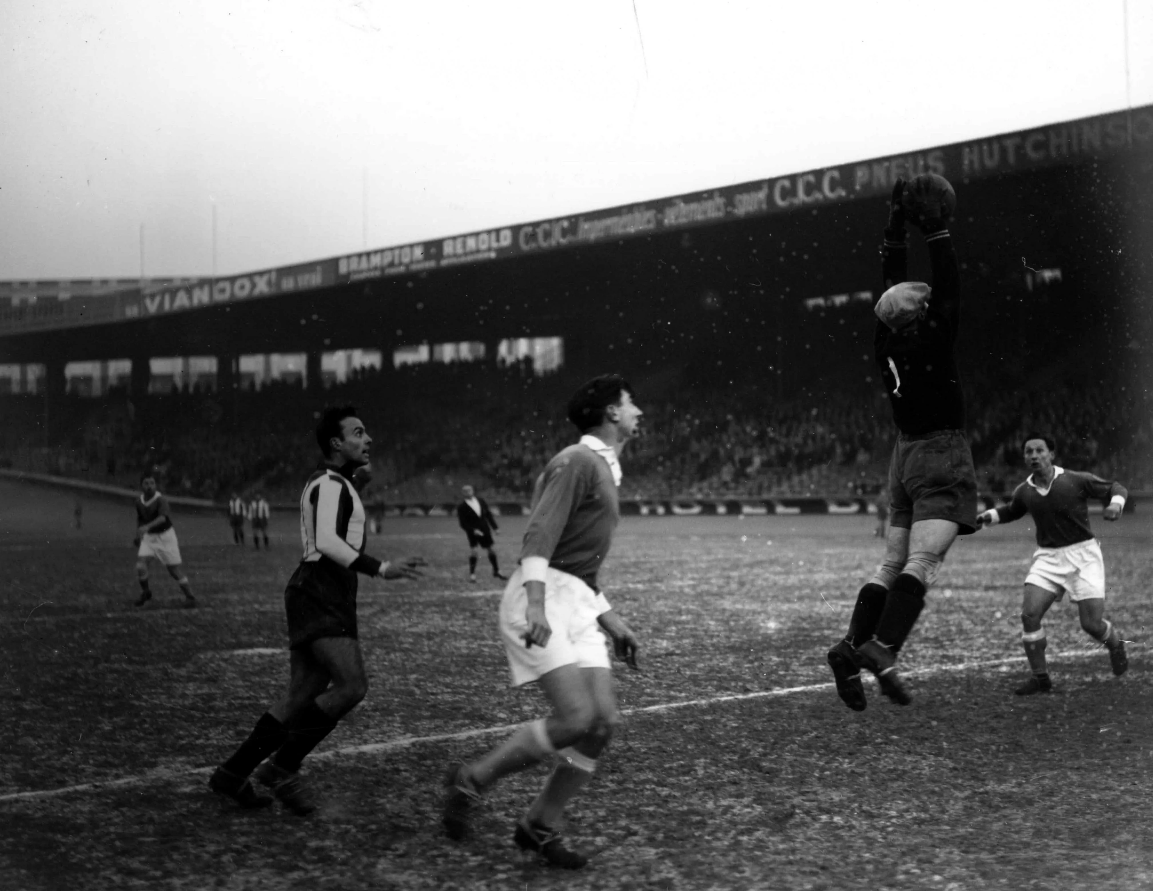 Stade Français face Saint-Étienne in the French first division in 1946