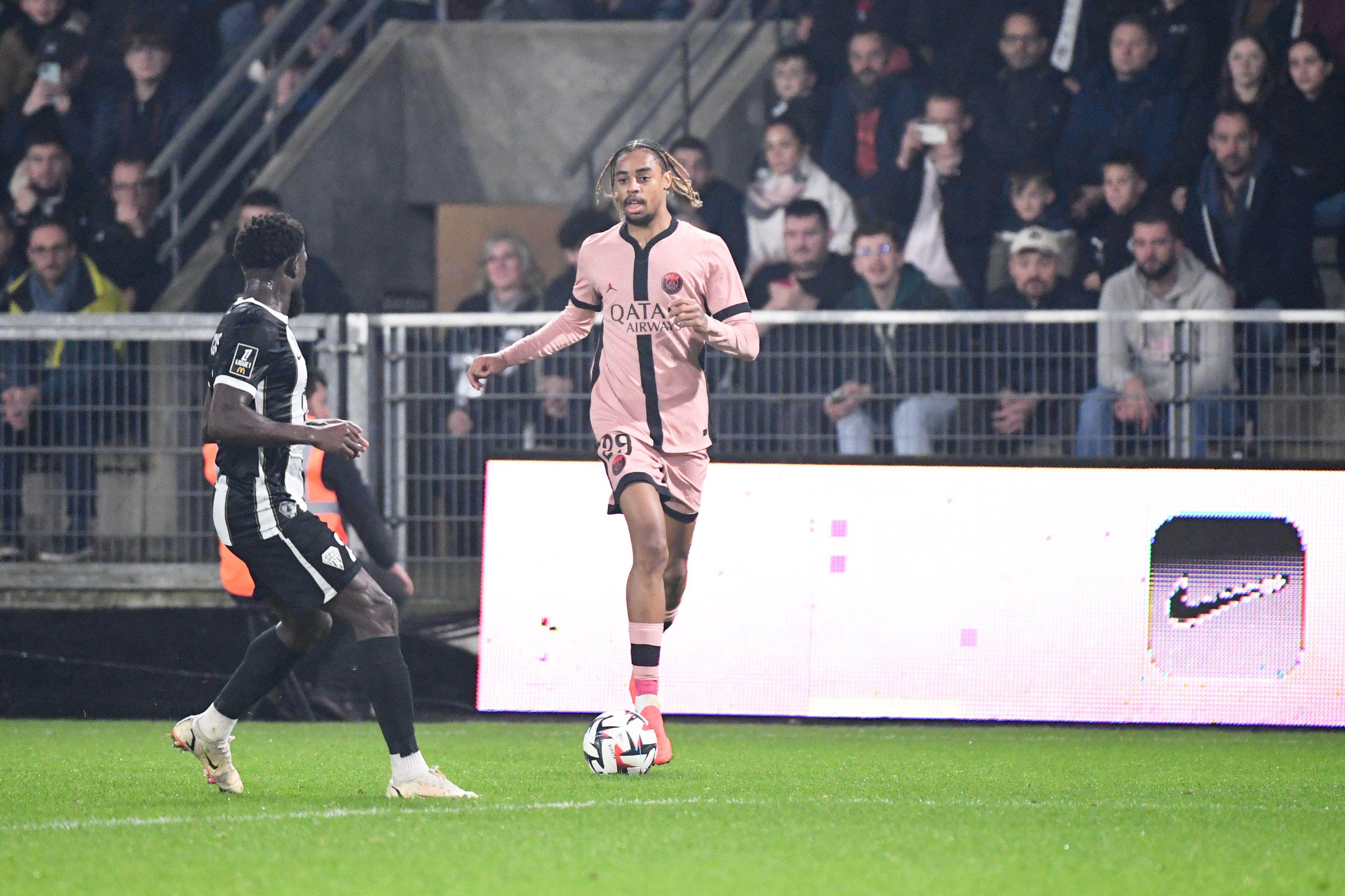 bradley-barcola-psg.jpg