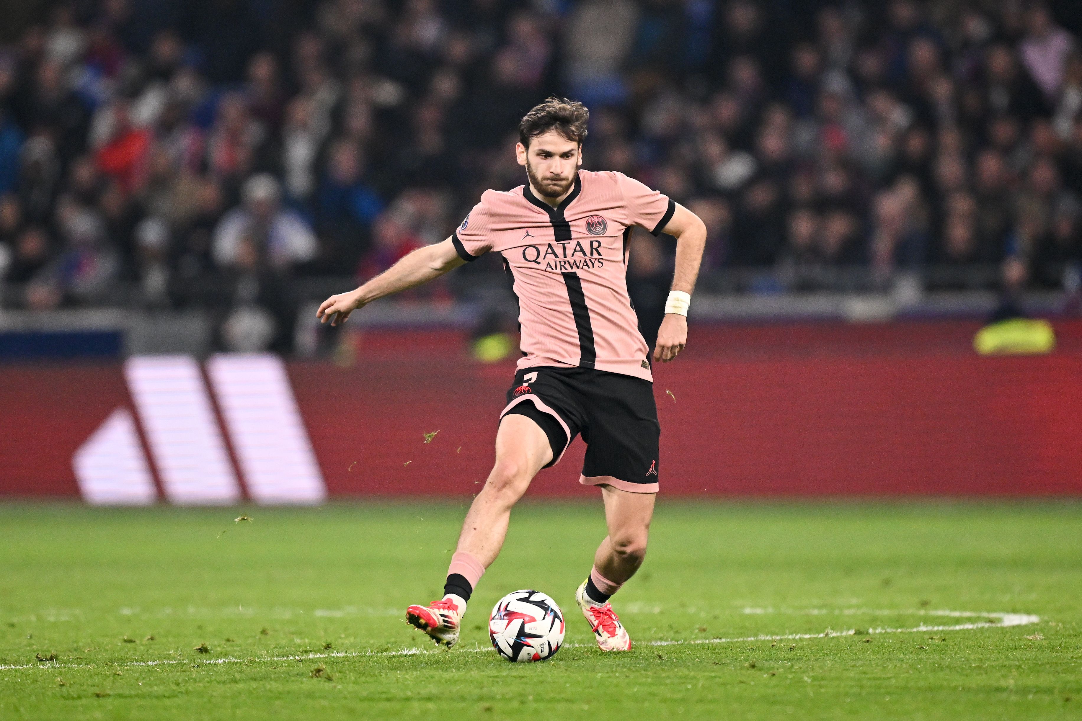 Khvicha Kvaratskhelia Excels on the Right: New Strategy Benefits PSG