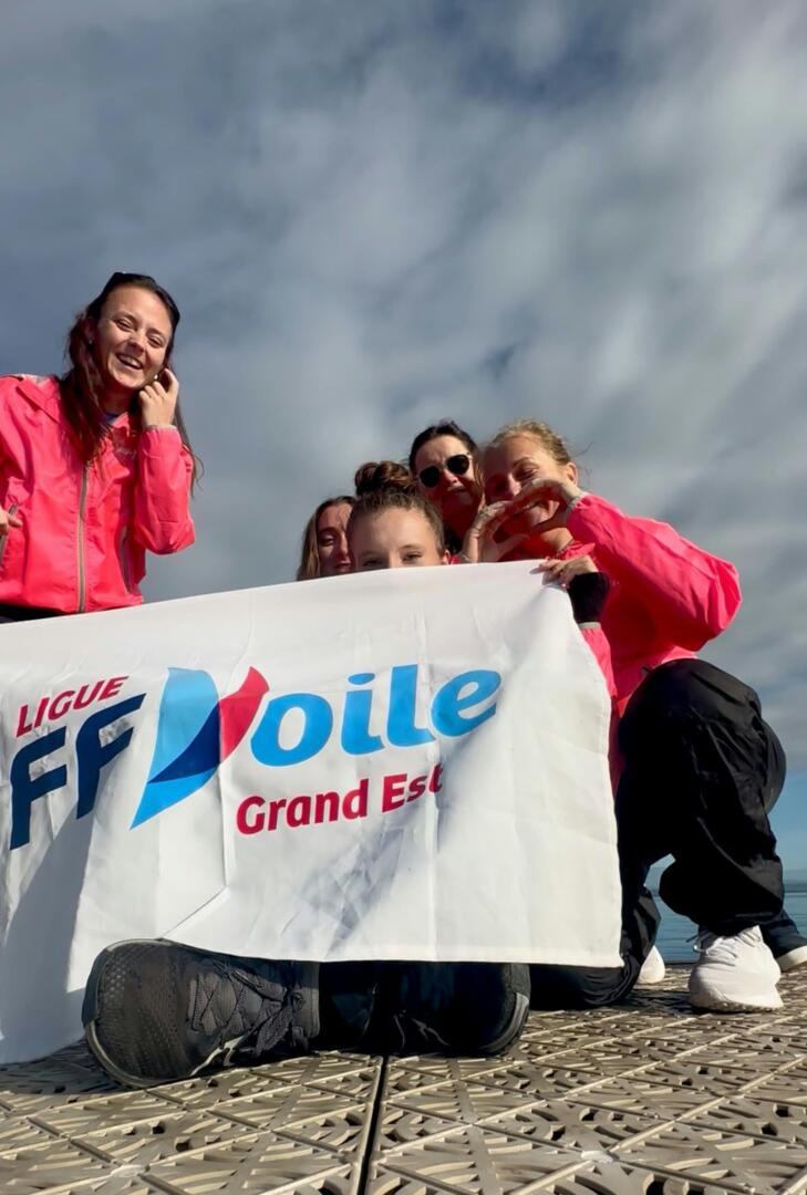 L'équipe des Est'Elles arborant les couleurs du Grand Est !