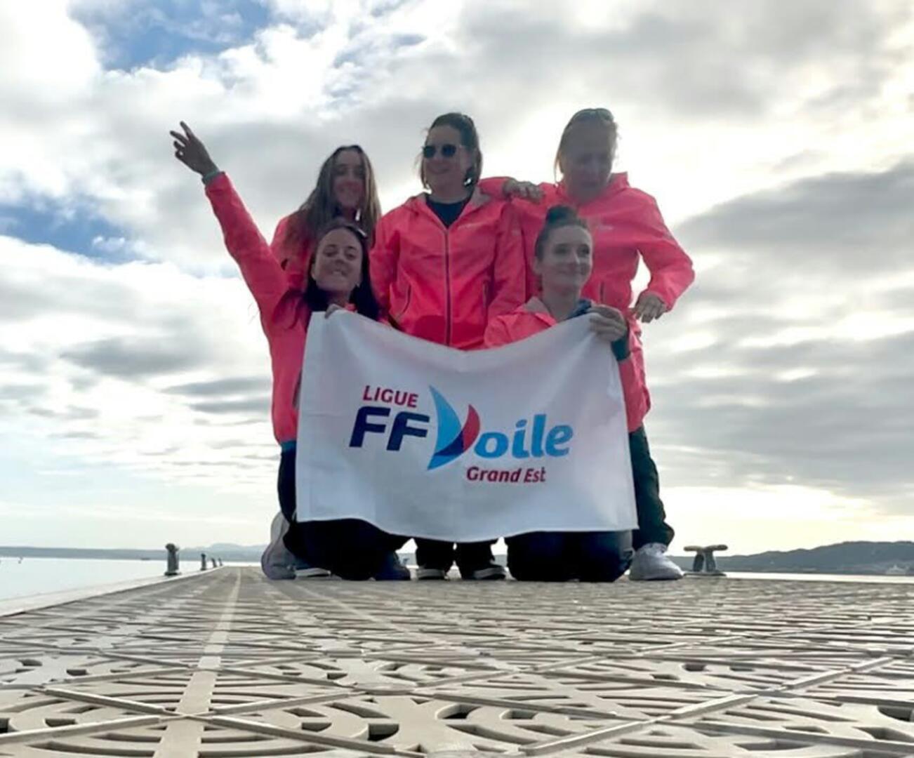 L'équipe des Est'Elles arborant les couleurs du Grand Est !