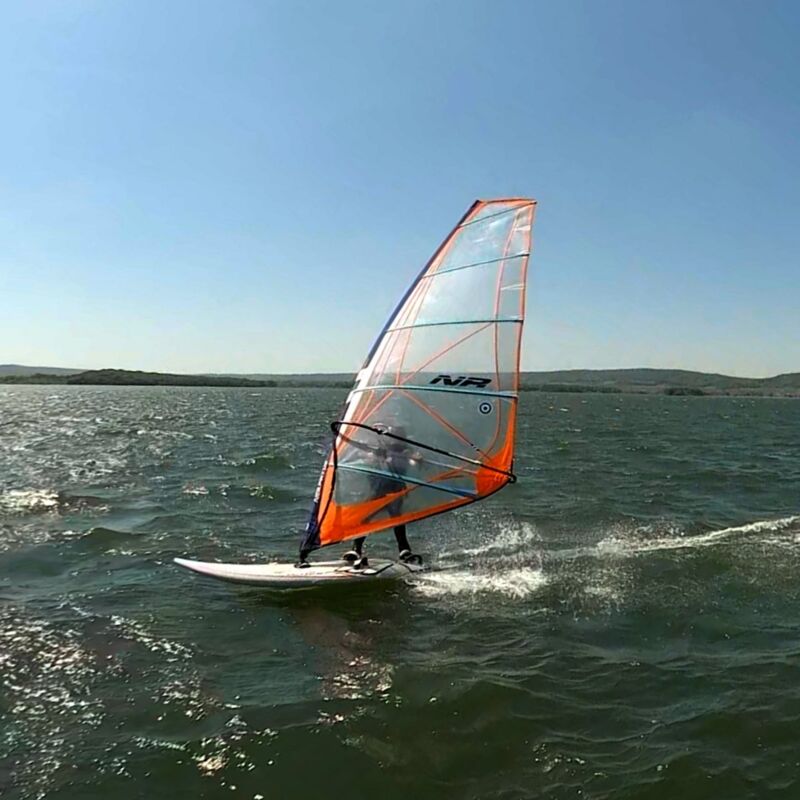 Windsurfer sur le lac de Madin