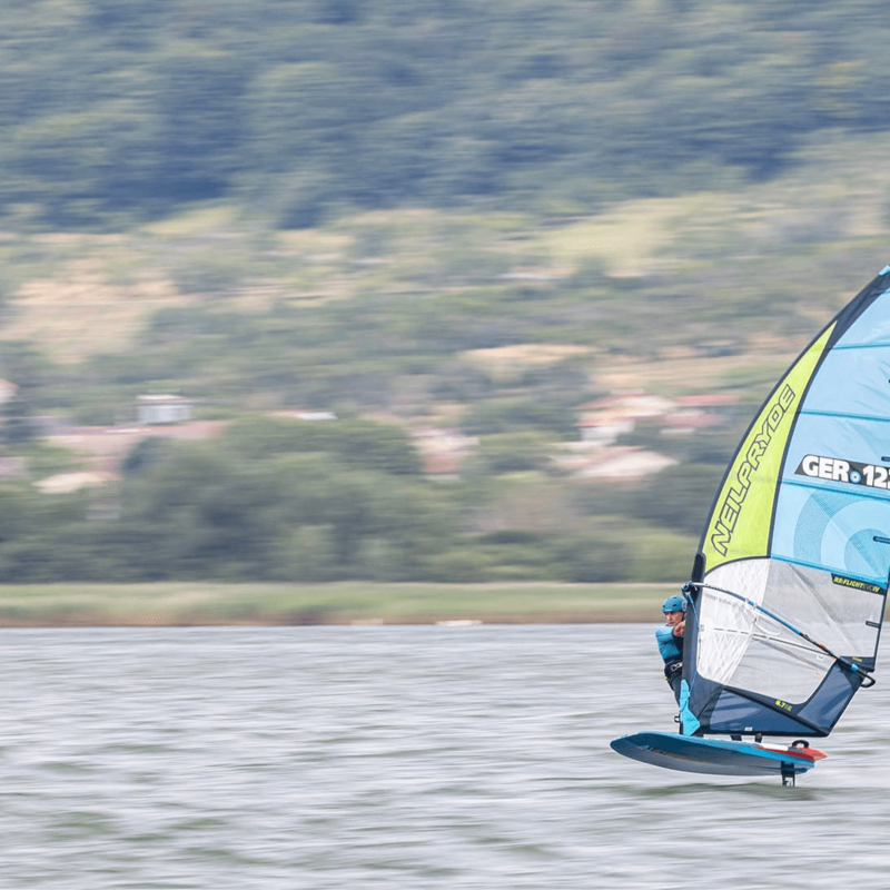 Windsurfer sur le lac de Madin