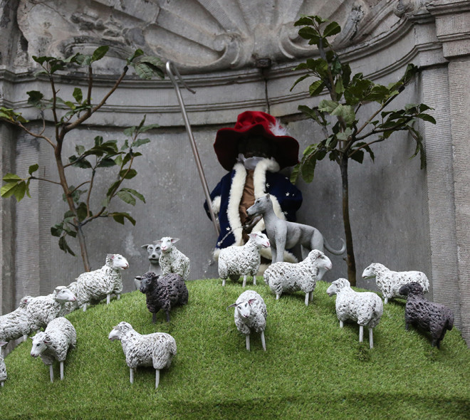 Manneken-Pis enfile son costume de Berger-Bourgeois