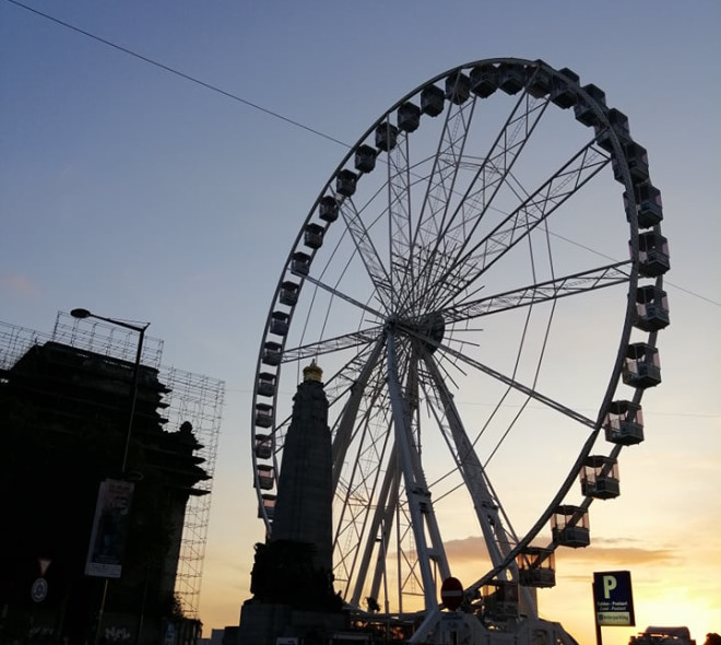 Venez faire un tour à la Grande Roue de Bruxelles sur la place Poelaert