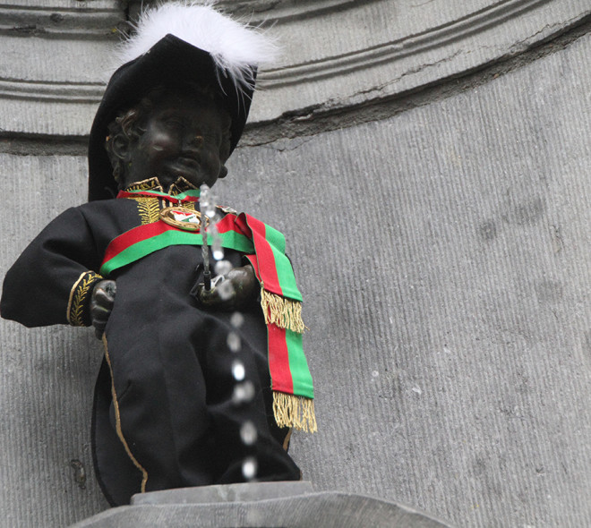 Manneken-Pis enfile son costume de Bourgmestre de la Commune Libre de l’Îlot Sacré