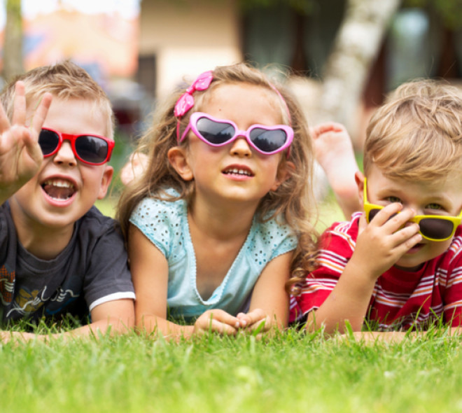 Mama en papa op het terras, de kids op de schommel