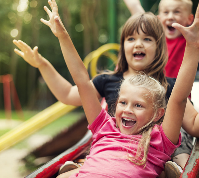 Terrassen voor de volwassen en speeltuinen voor de kinderen