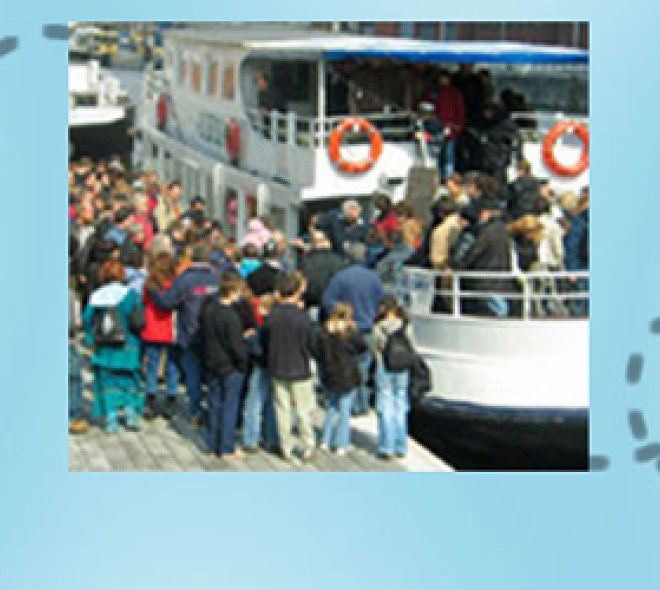 Een haven, enkele boten en cruises