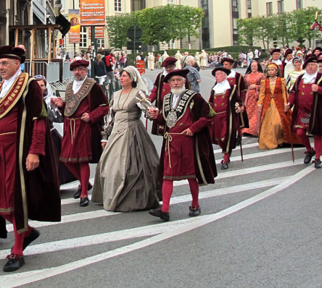 Crossbowmen under the church at the Place Royale