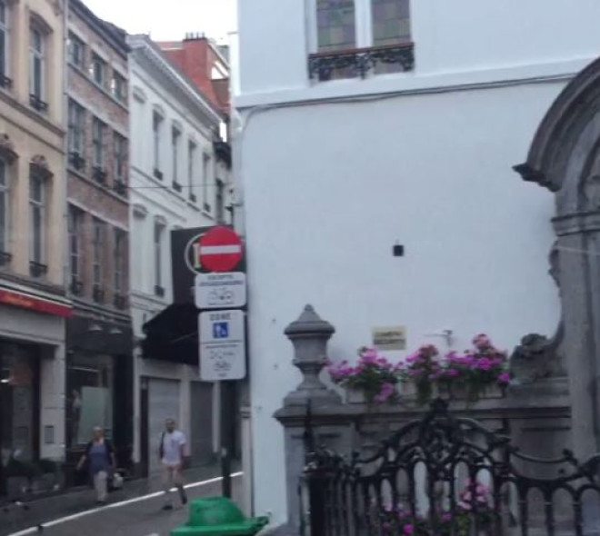 Qui pisse le plus loin? Le Manneken-Pis, bien sûr !