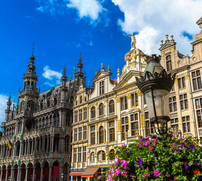 La Grand-Place de Bruxelles a de nouveau un fleuriste en face de l'Hôtel de Ville