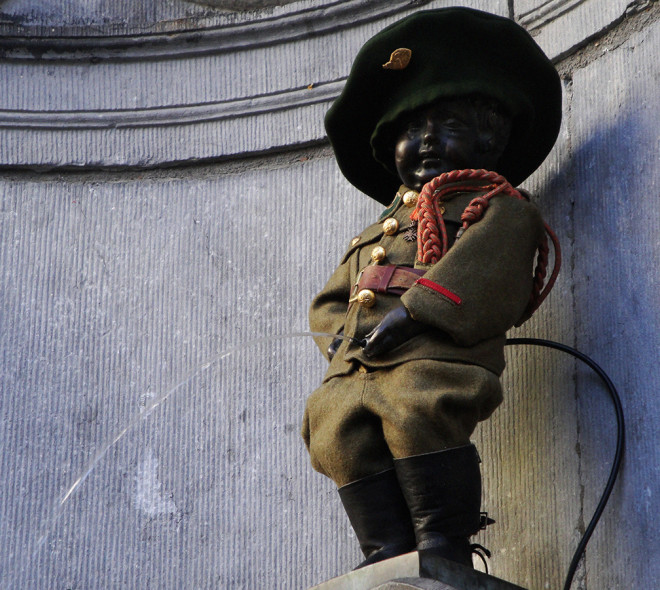 Manneken-Pis enfile son costume de Chasseur ardennais !