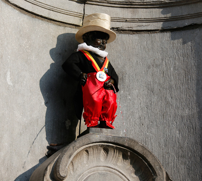 Manneken-Pis enfile son nouveau costume de Noiraud !