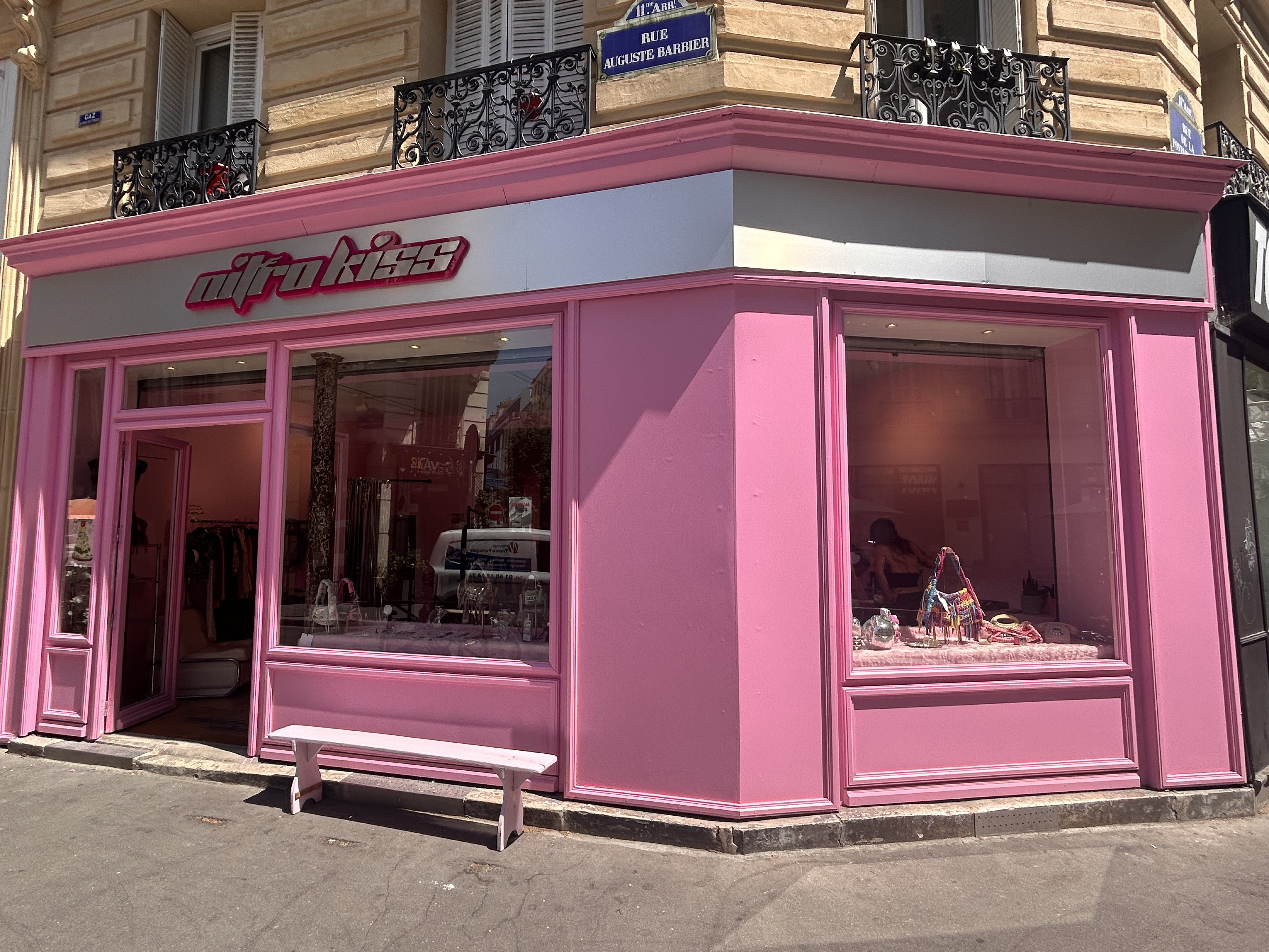Transformation d'une boutique parisienne en concept store body art à forte personnalité