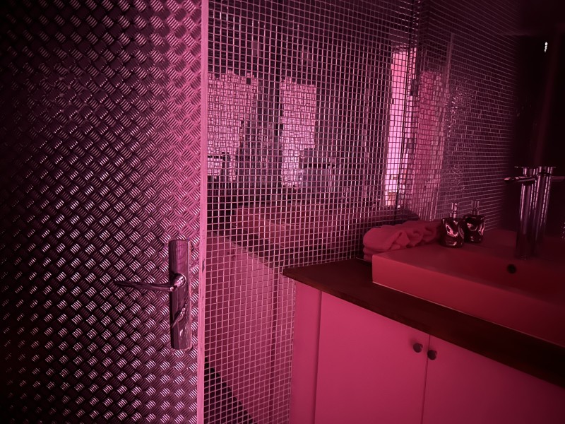 Une ambiance forte pour les toilettes.