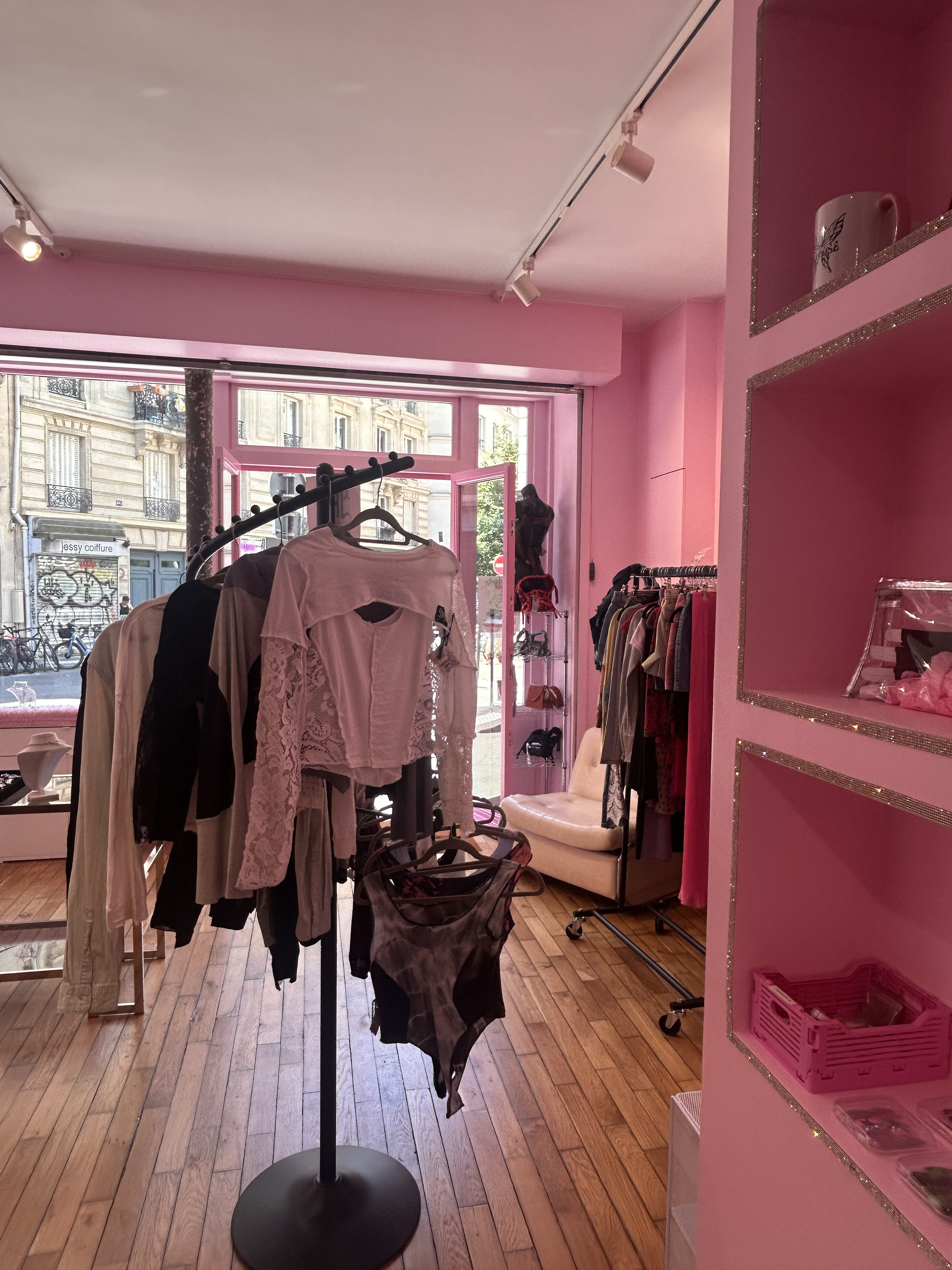 Transformation d'une boutique parisienne en concept store body art à forte personnalité