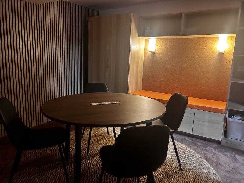 Vue d'ensemble du studio podcast en sous-sol à Paris 19e