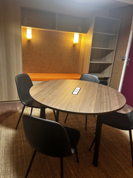 Aménagement intérieur sur mesure : banquette, étagères et appliques