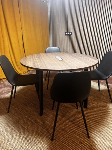 Panneaux acoustiques à tasseaux bois du studio d'enregistrement podcast