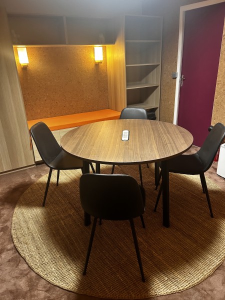 Studio podcast en sous-sol : assises, niches et porte bordeaux