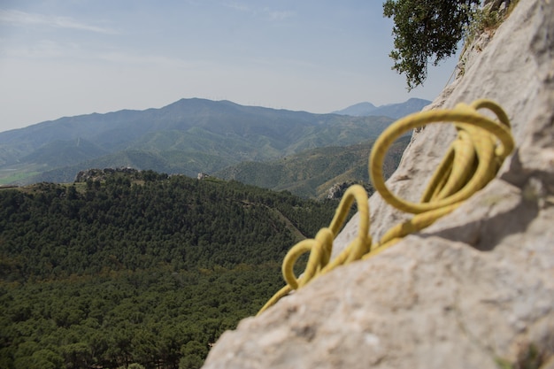 Nudos de roca y formaciones geológicas en las montañas: su impacto en la topografía 2