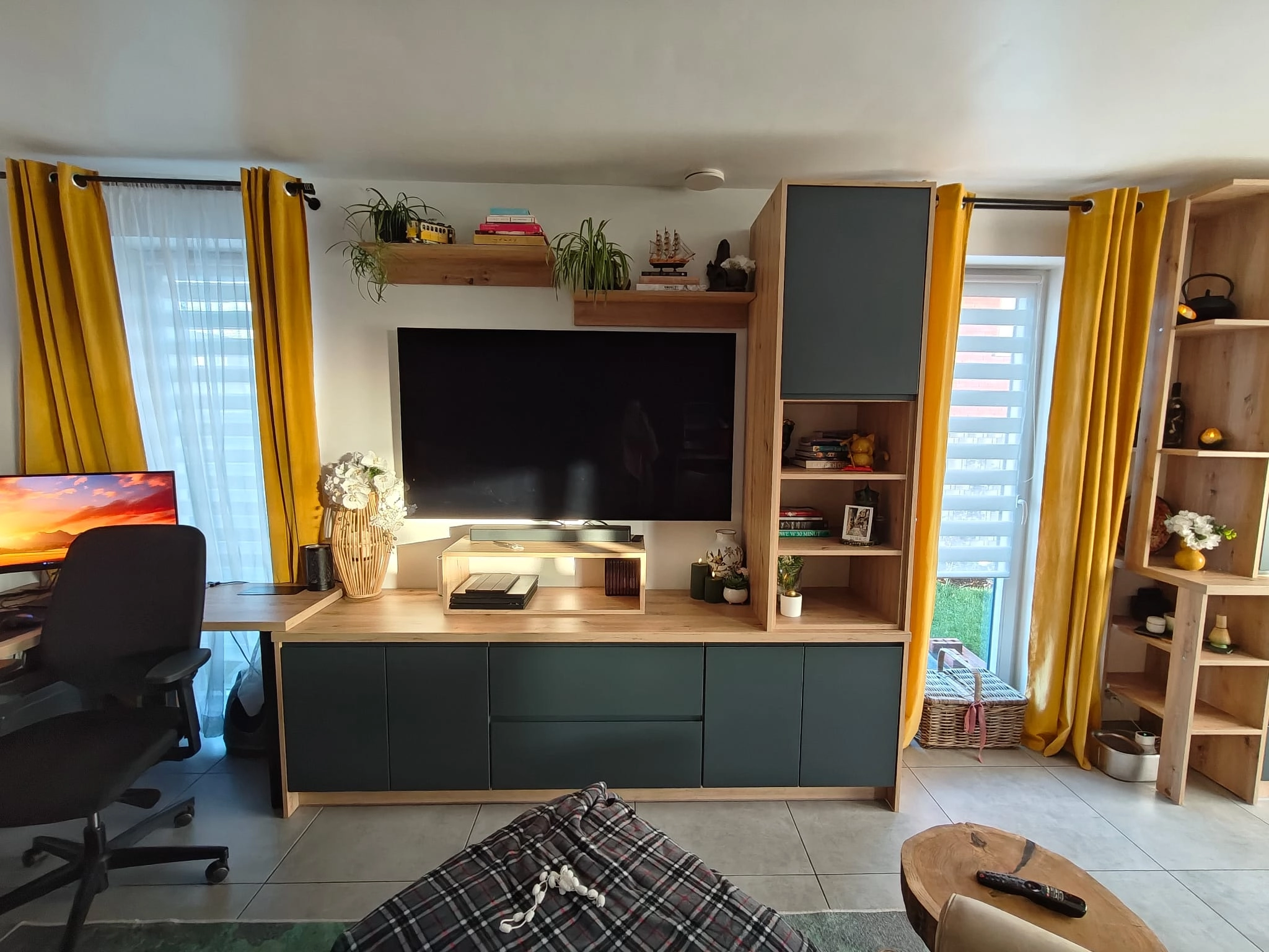 TV-meubel op maat met bureau en bijpassende kast