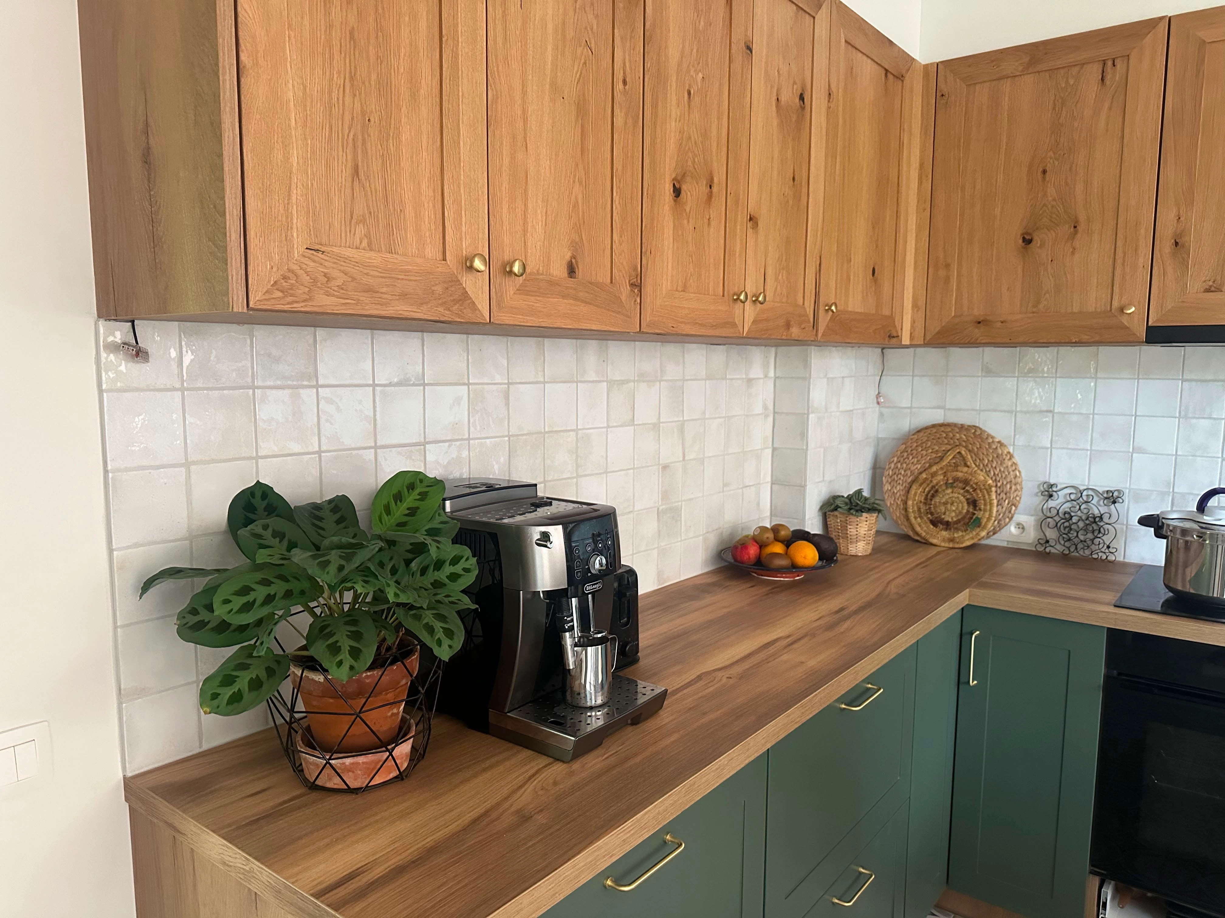 Groene keuken met massief eiken bovenkasten