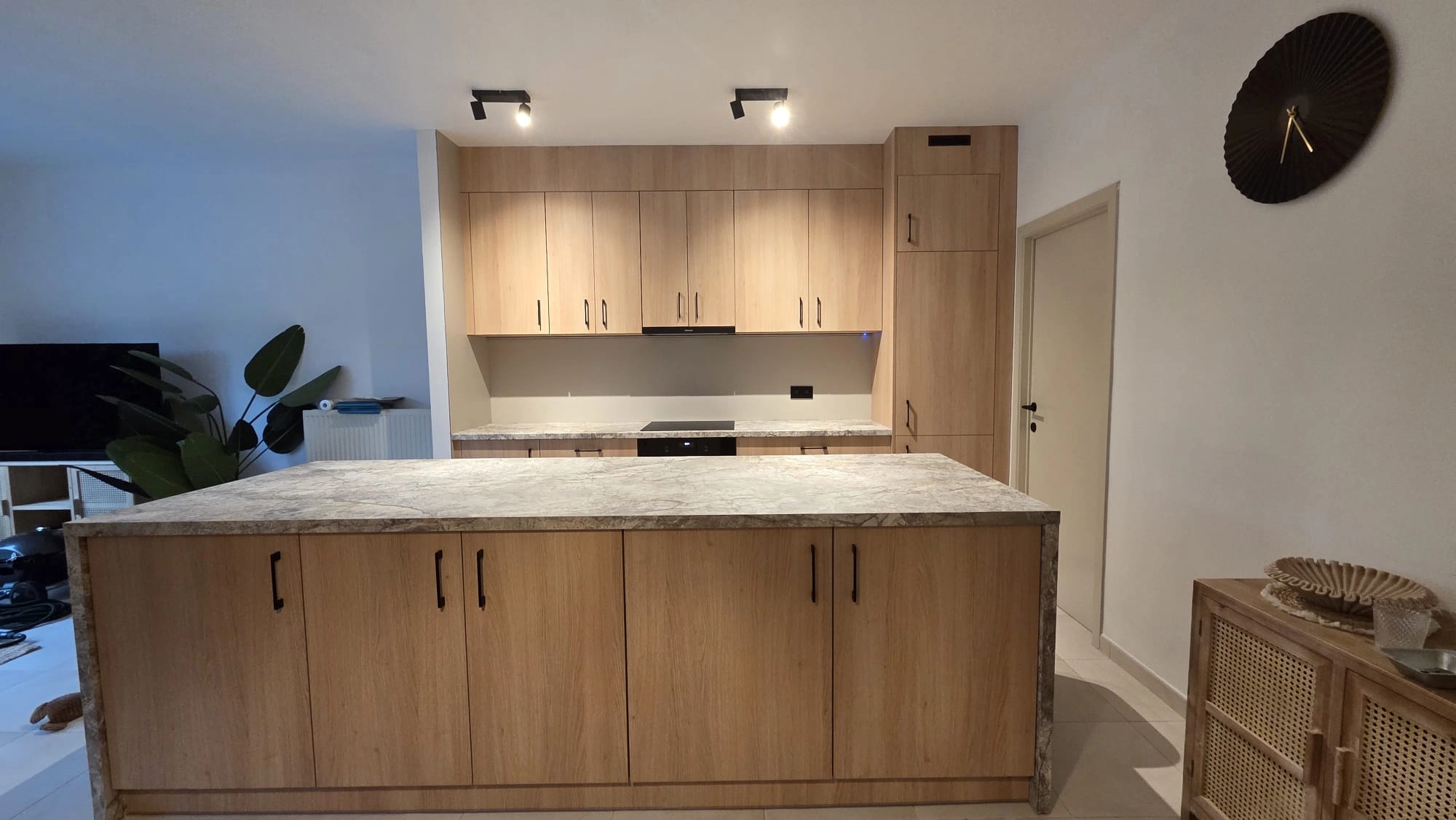 Houtlook keuken met natuursteenlook werkblad