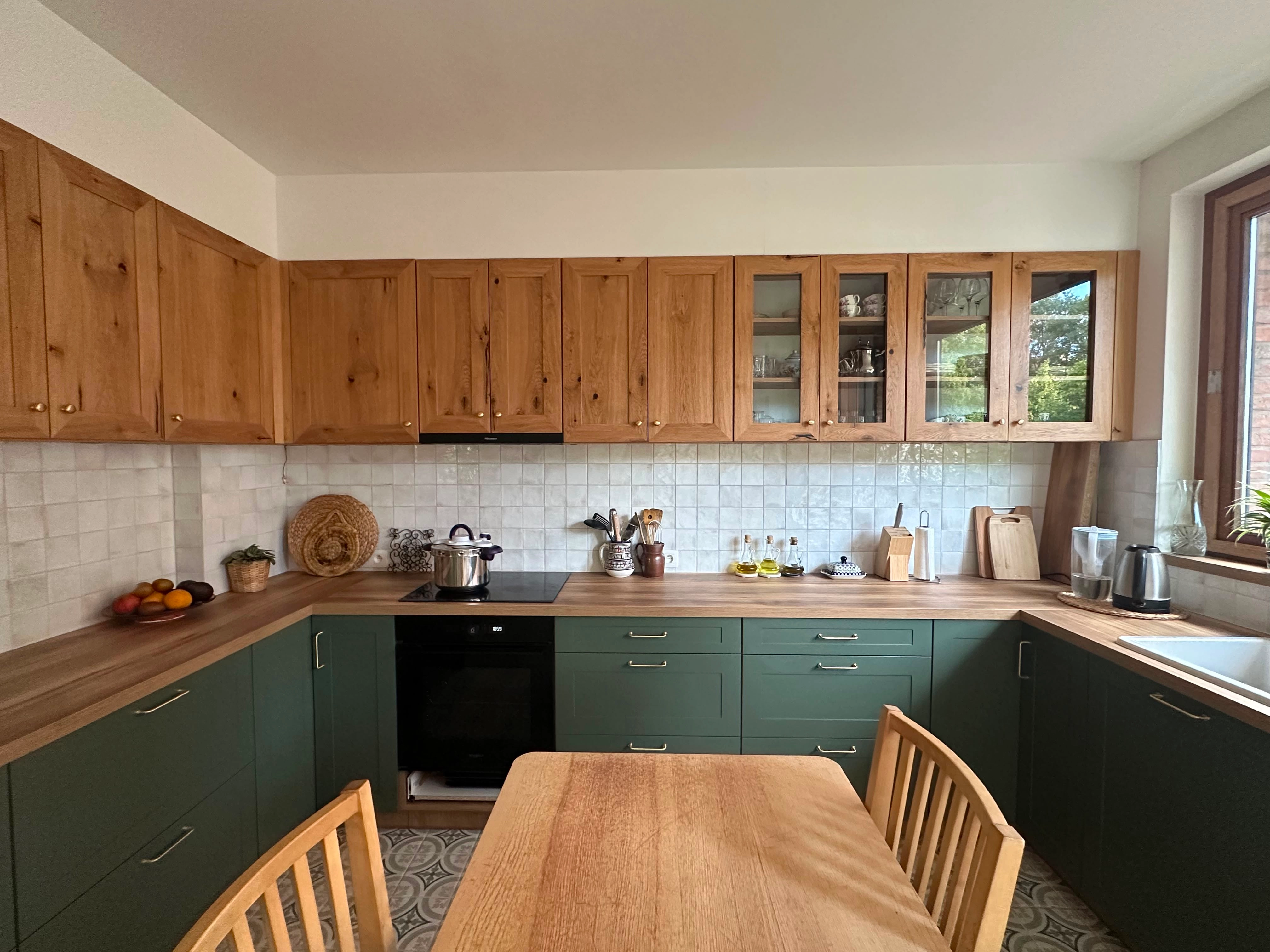Groene keuken met massief eiken bovenkasten