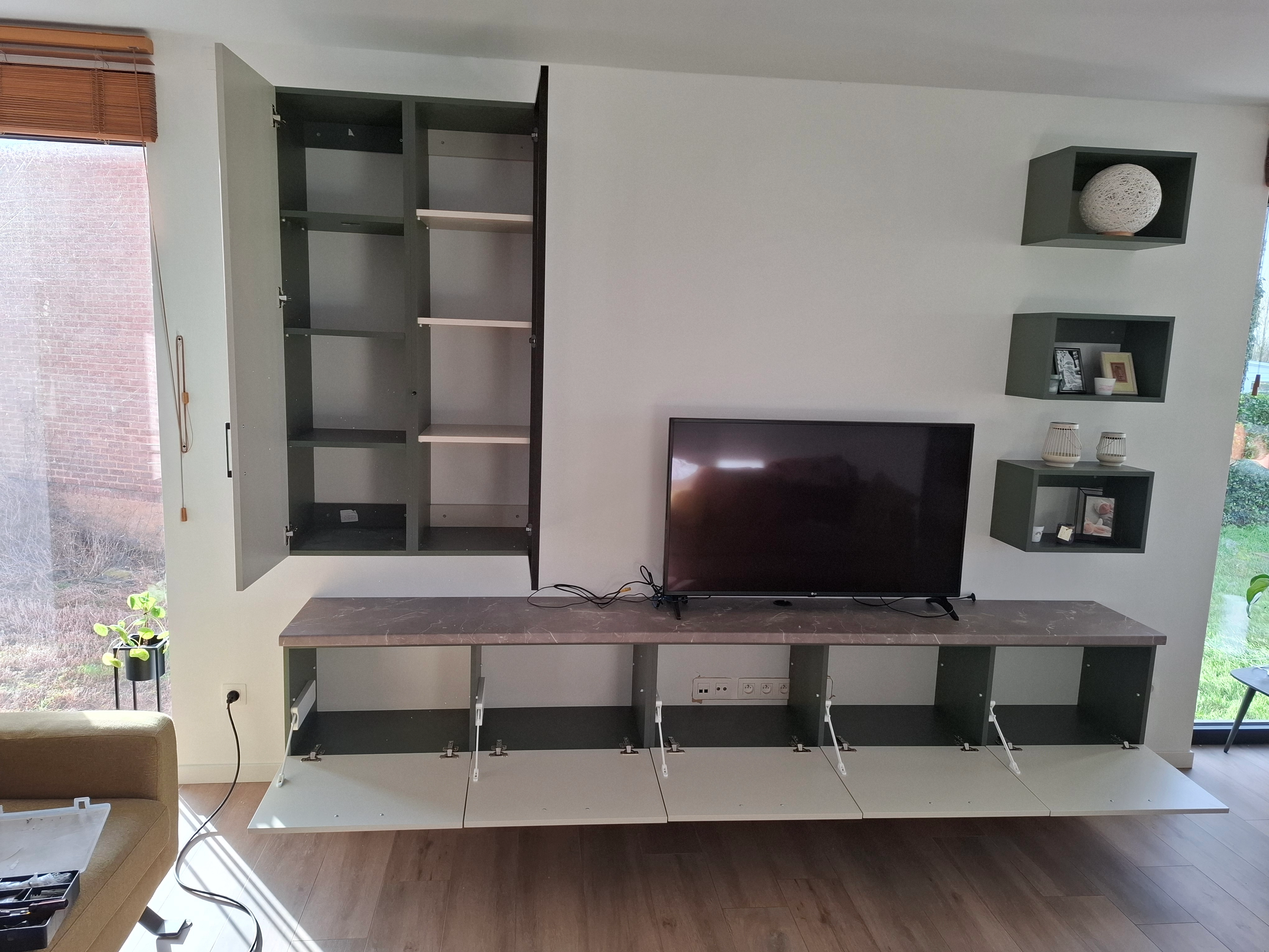 TV-meubel op maat met wandkasten en open vakkenv