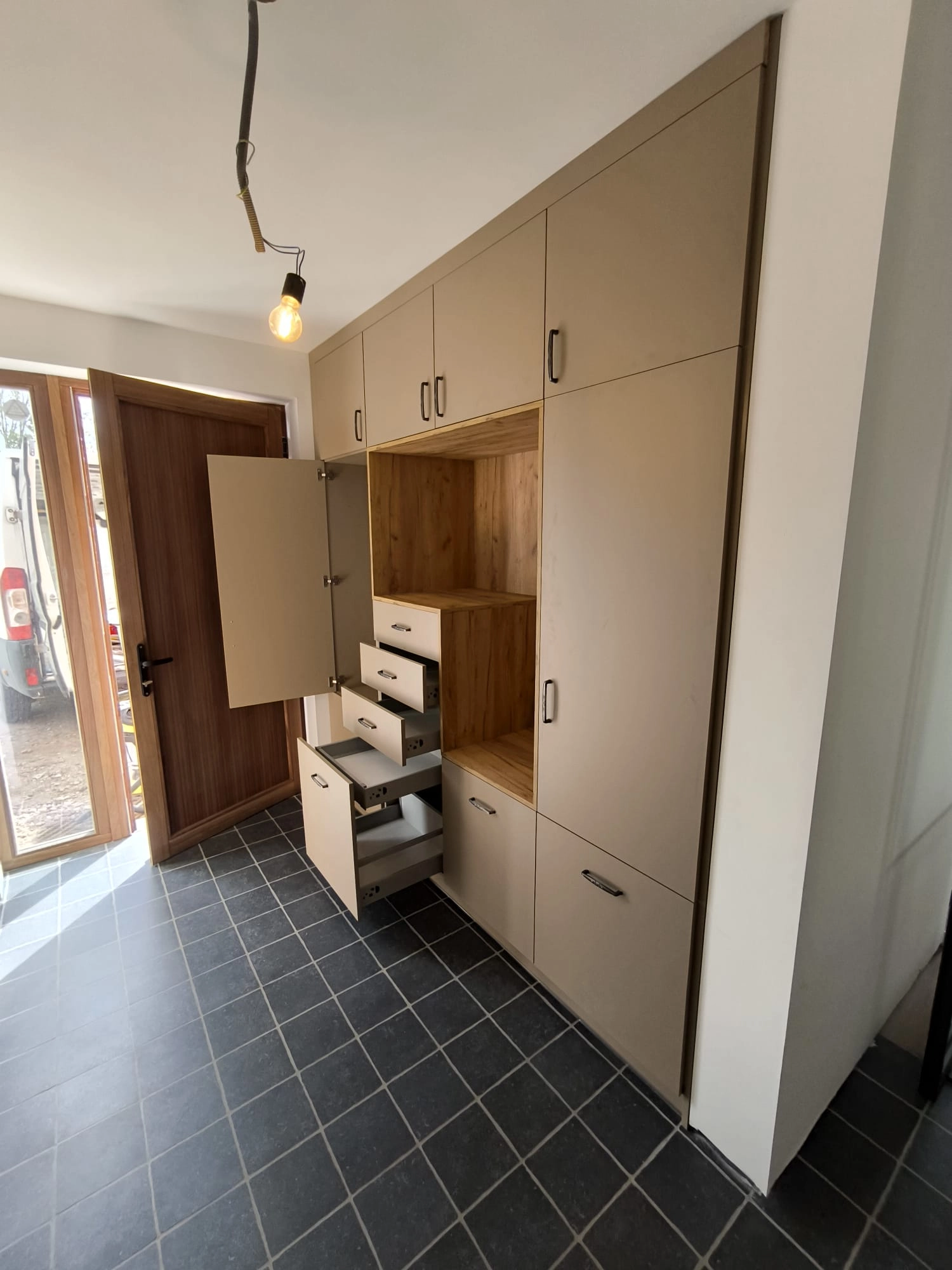 Maatkast in taupe met houtaccent en veel opbergruimte