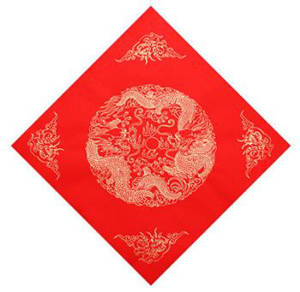 Pack carrés en papier rouge avec une paire de dragons dorés (20 feuilles) | 双龙戏珠 20张/包 34*34cm