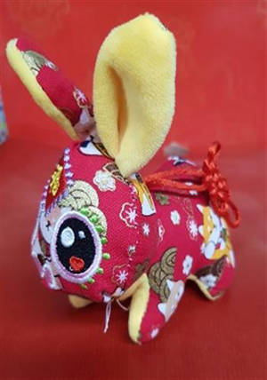 Peluche petit lapin rouge avec motifs shiba