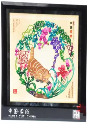 Cadre papier découpé chinois "Chat & Glycine" | 中国剪纸摆件 "小猫紫藤"