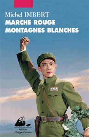 Marche rouge, montagnes blanches
