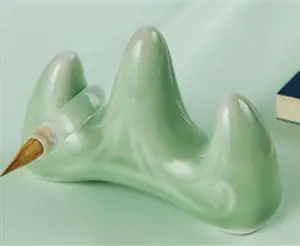 Repose-pinceaux en céramique "montagne de jade" | 浅绿—山型笔搁