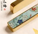 Presse-papier en laiton avec brocart vert d'eau | 黄铜织锦螺钿镇尺 10cm
