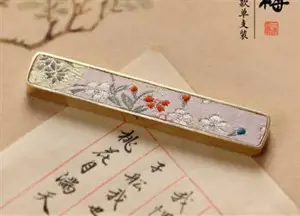 Presse-papier en laiton avec brocart rose pâle | 黄铜粉织锦螺钿镇尺 10cm