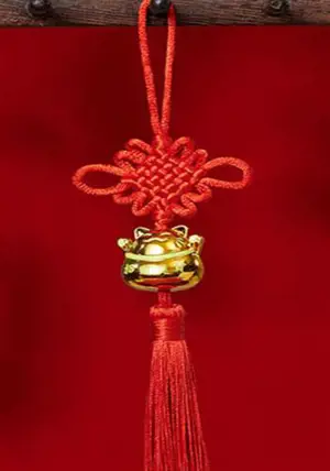 Noeud chinois rouge avec breloque "chat" | 梓嘉福中国结挂件小号贴金色福字 招财猫6盘方胜