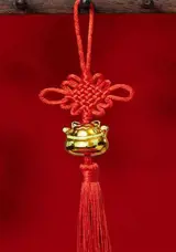 Noeud chinois rouge avec breloque "chat" | 梓嘉福中国结挂件小号贴金色福字 招财猫6盘方胜