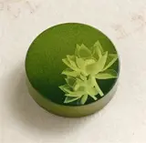 Presse-papier en laiton "Lotus" | 彩漆黄铜绿荷镇尺