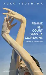 Femme qui court dans la montagne
