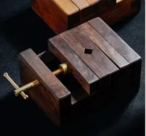 Etau pour en bois pour graver son sceau | 檀香木印床